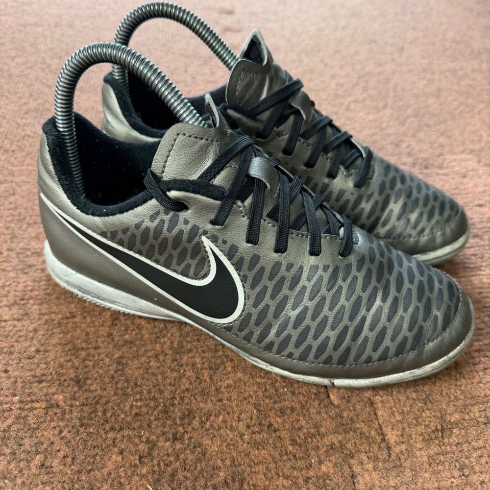 Nike Magista Ola IC Indoor Soccer Shoes Youth 4Y Metallic Pewter Black 651655 B-